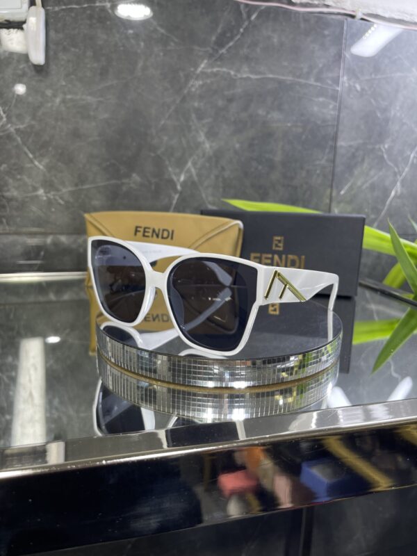 Fendi Beyaz çerçeve siyah cam 651