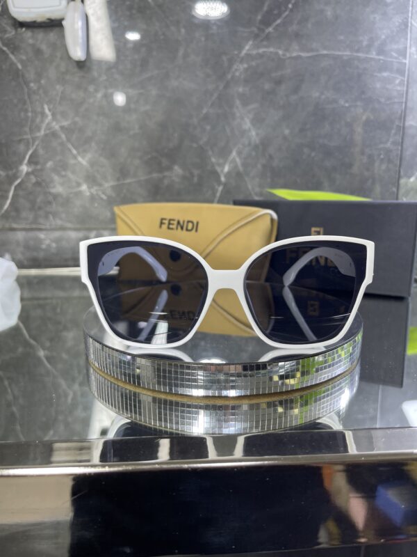 Fendi Beyaz çerçeve siyah cam 651