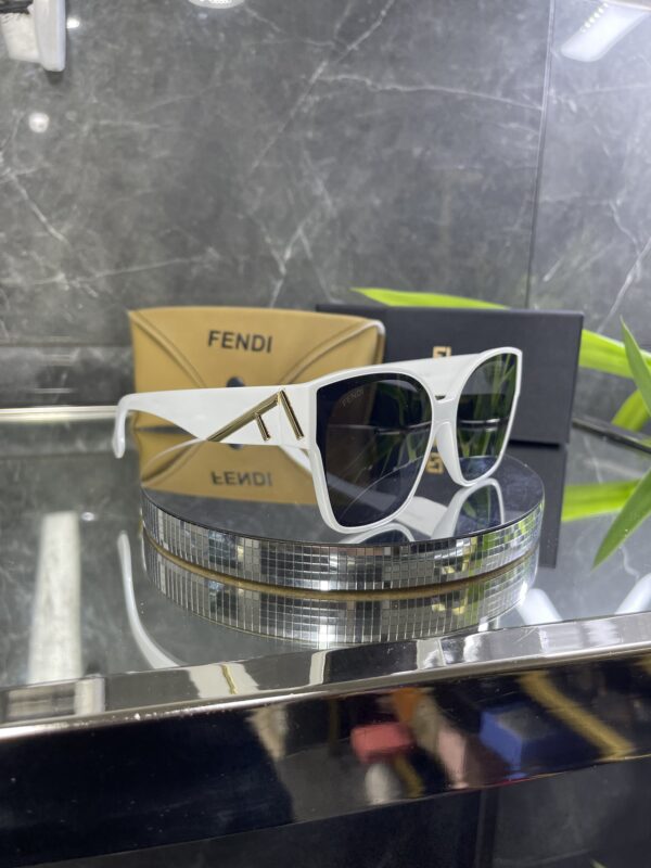 Fendi Beyaz çerçeve siyah cam 651