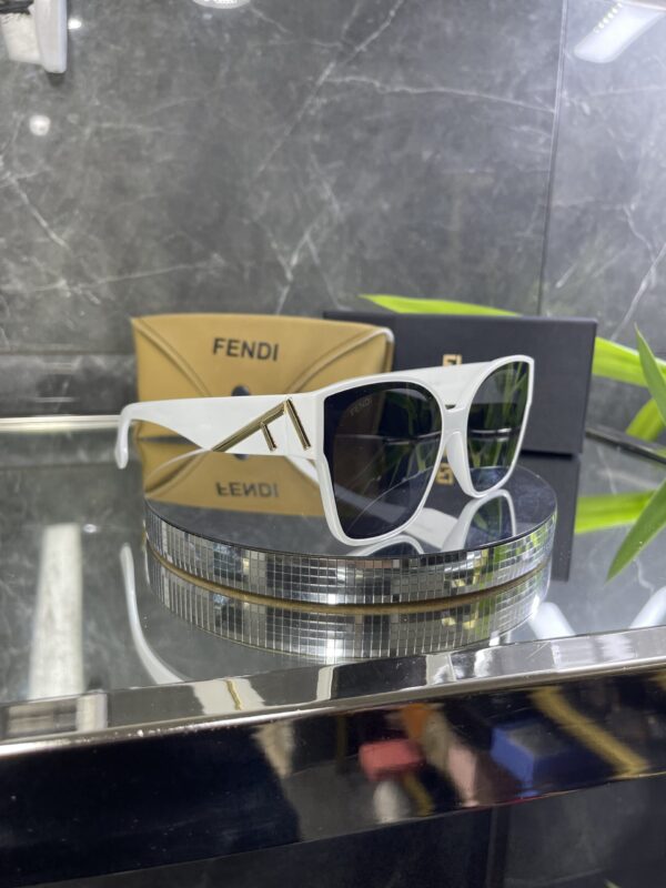 Fendi Beyaz çerçeve siyah cam 651
