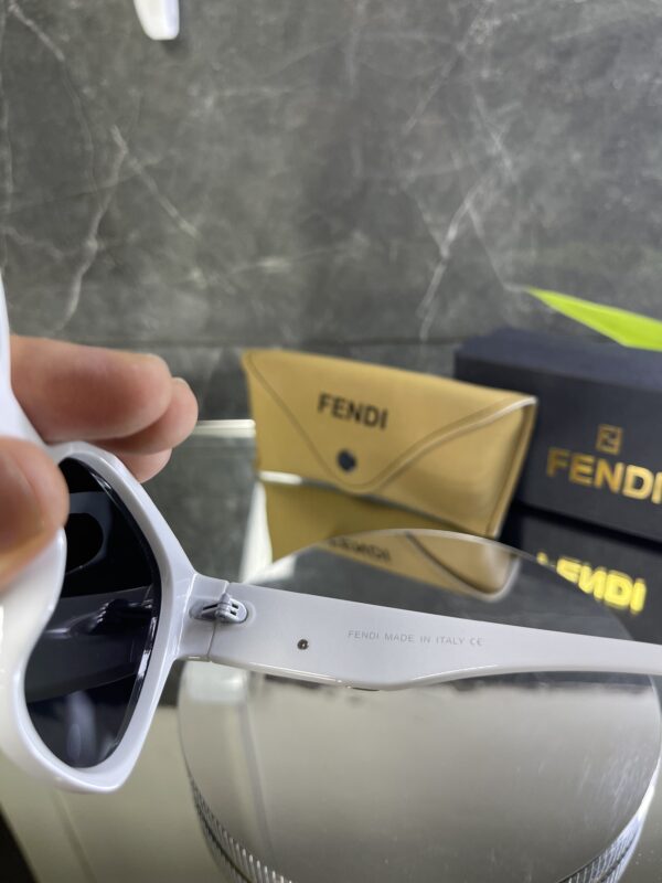 Fendi Beyaz çerçeve siyah cam 651