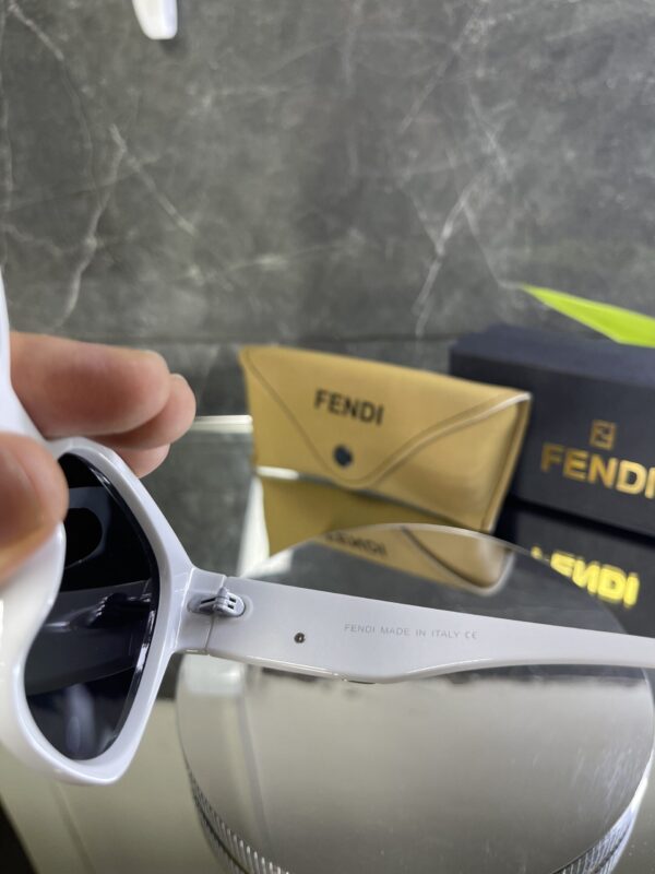 Fendi Beyaz çerçeve siyah cam 651