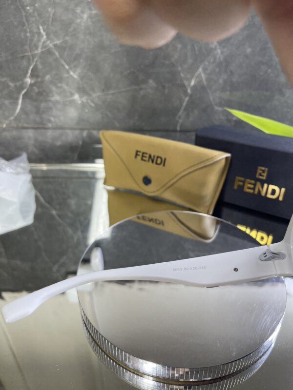 Fendi Beyaz çerçeve siyah cam 651