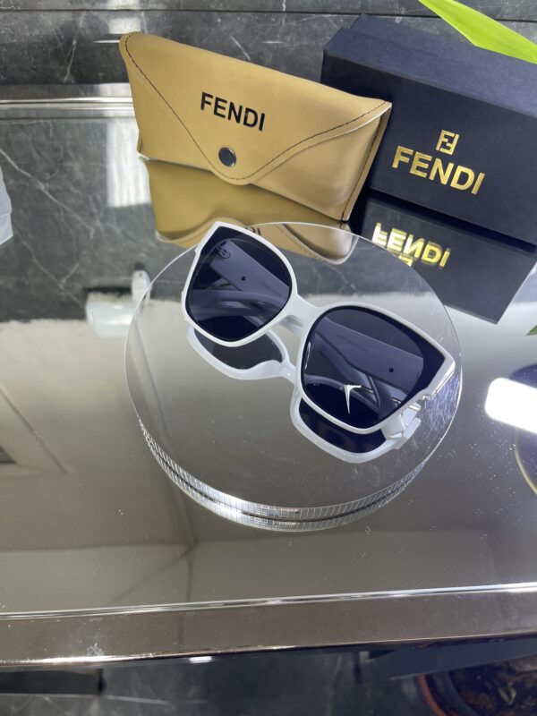 Fendi Beyaz çerçeve siyah cam 651