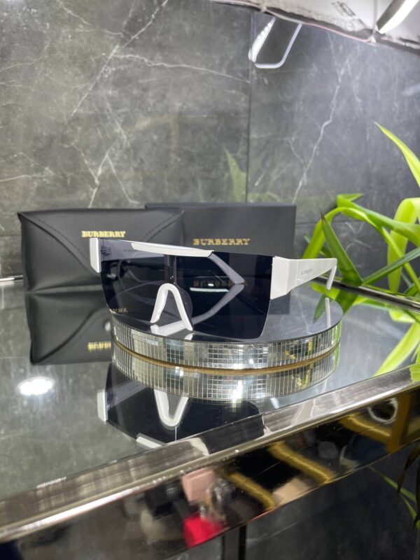 Burberry BE 4291 Beyaz Çerçeve Siyah cam 667