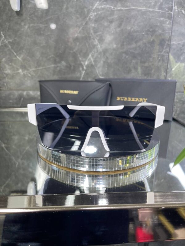 Burberry BE 4291 Beyaz Çerçeve Siyah cam 667