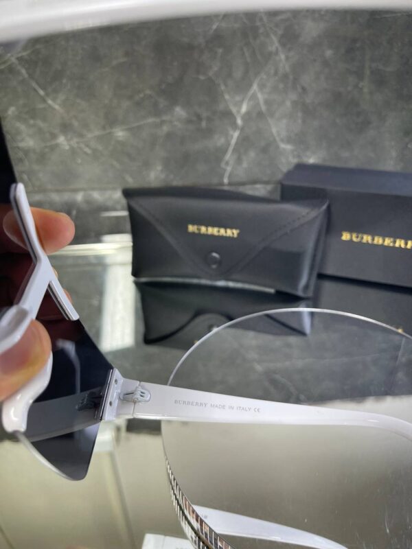 Burberry BE 4291 Beyaz Çerçeve Siyah cam 667