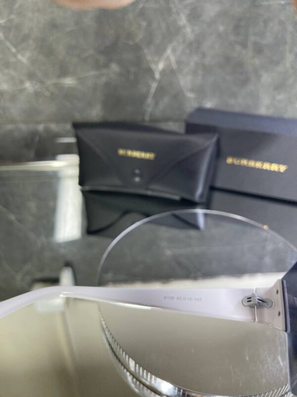 Burberry BE 4291 Beyaz Çerçeve Siyah cam 667