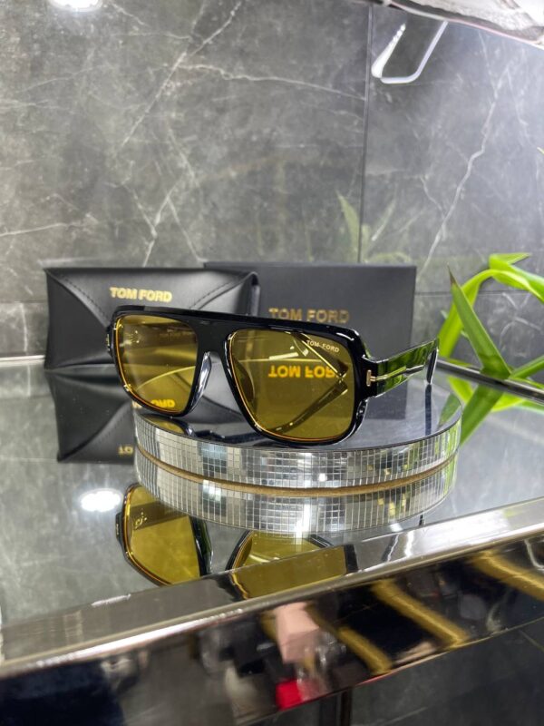 Tomford Geometrik Siyah Çerçeve Sarı cam 672