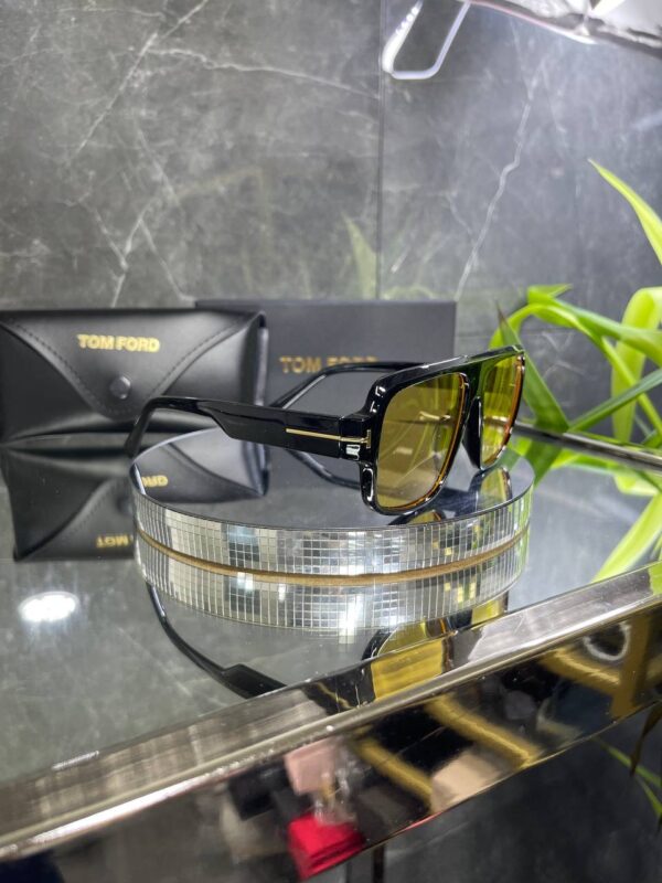Tomford Geometrik Siyah Çerçeve Sarı cam 672