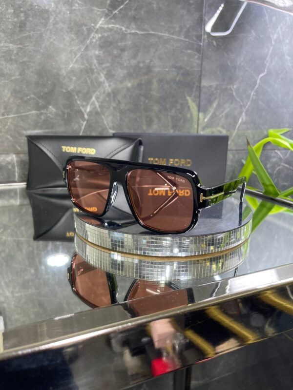 Tomford Geometrik Siyah çerçeve mercan kırmızı cam 671