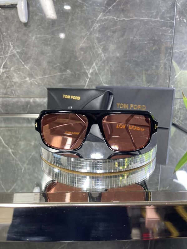 Tomford Geometrik Siyah çerçeve mercan kırmızı cam 671