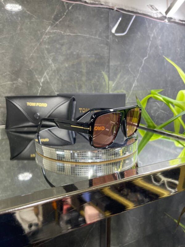 Tomford Geometrik Siyah çerçeve mercan kırmızı cam 671
