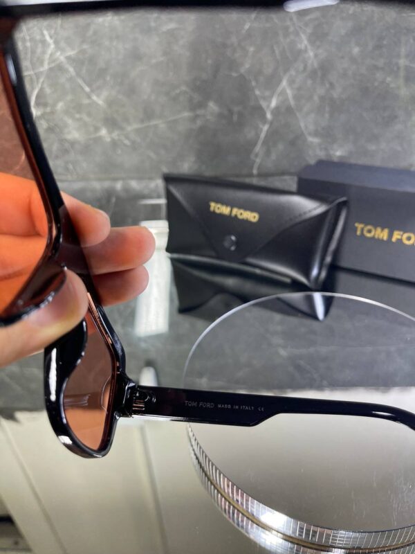 Tomford Geometrik Siyah çerçeve mercan kırmızı cam 671