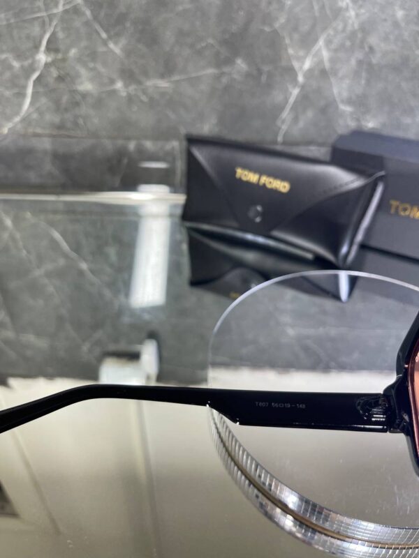 Tomford Geometrik Siyah çerçeve mercan kırmızı cam 671