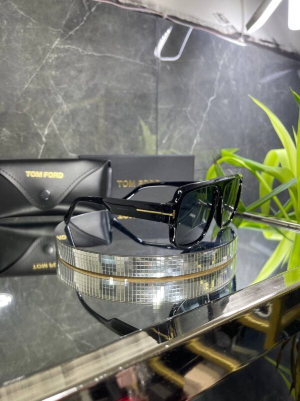 Tomford Geometrik Siyah cam Siyah çerçeve 669