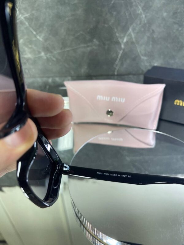 Miu Miu Geometrik Siyah cam Siyah çerçeve 684
