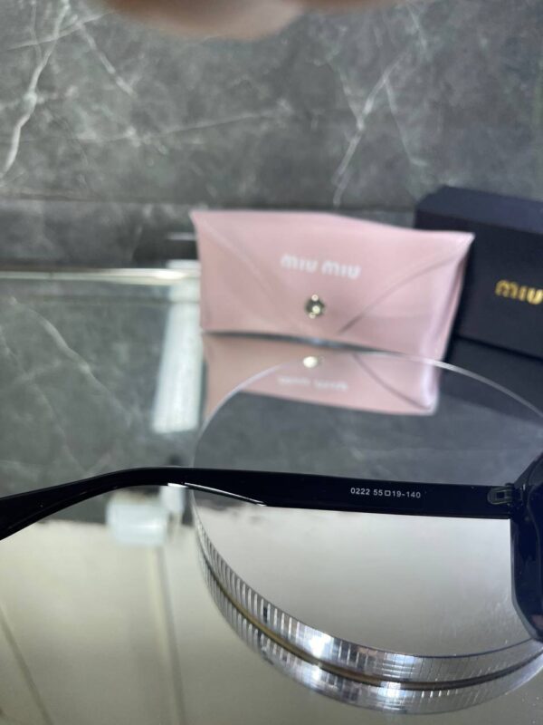 Miu Miu Geometrik Siyah cam Siyah çerçeve 684