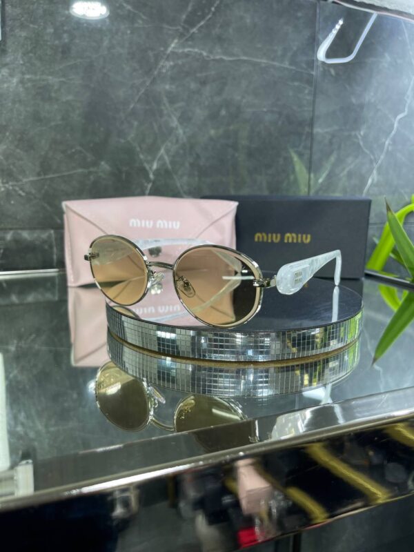 Miu Miu VIP Oval Çerçeve Çok Renkli Cam Beyaz Mermer detay 690
