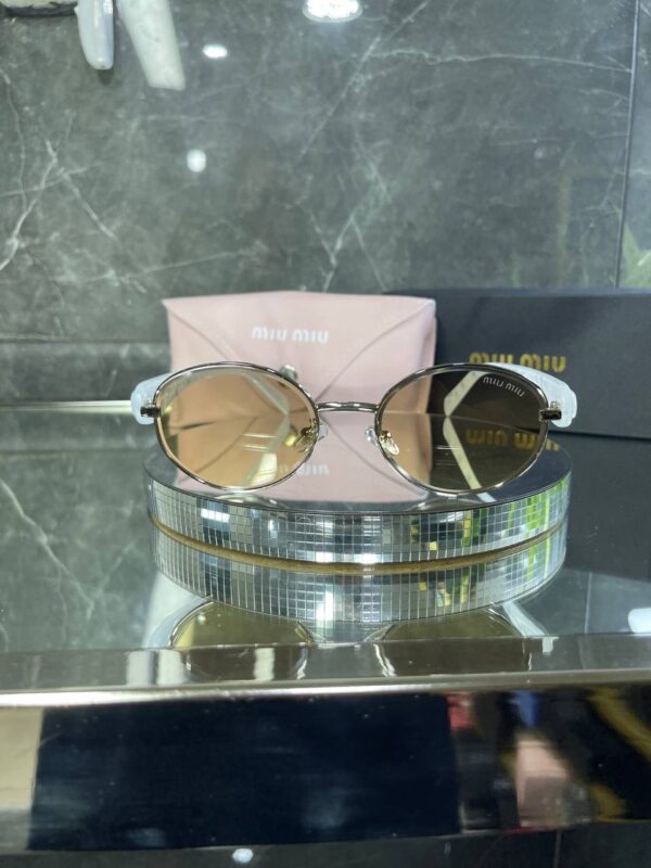 Miu Miu VIP Oval Çerçeve Çok Renkli Cam Beyaz Mermer detay 690
