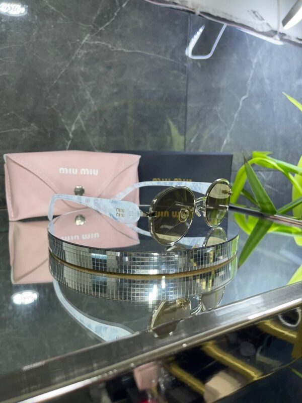 Miu Miu VIP Oval Çerçeve Çok Renkli Cam Beyaz Mermer detay 690