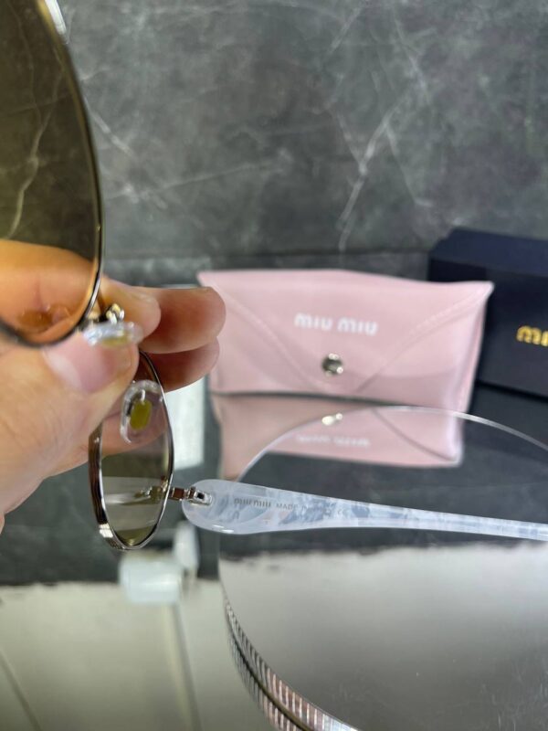 Miu Miu VIP Oval Çerçeve Çok Renkli Cam Beyaz Mermer detay 690