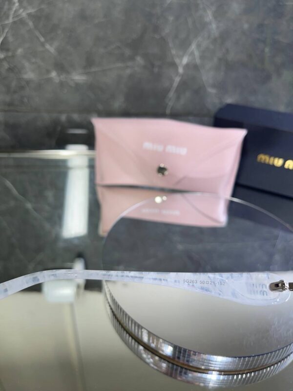 Miu Miu VIP Oval Çerçeve Çok Renkli Cam Beyaz Mermer detay 690