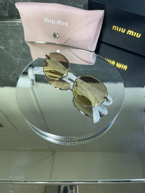 Miu Miu VIP Oval Çerçeve Çok Renkli Cam Beyaz Mermer detay 690