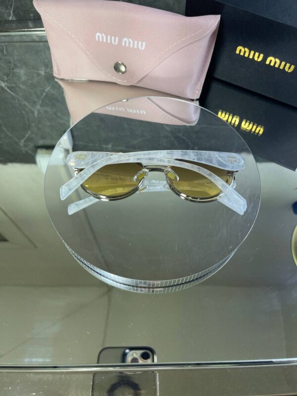 Miu Miu VIP Oval Çerçeve Çok Renkli Cam Beyaz Mermer detay 690