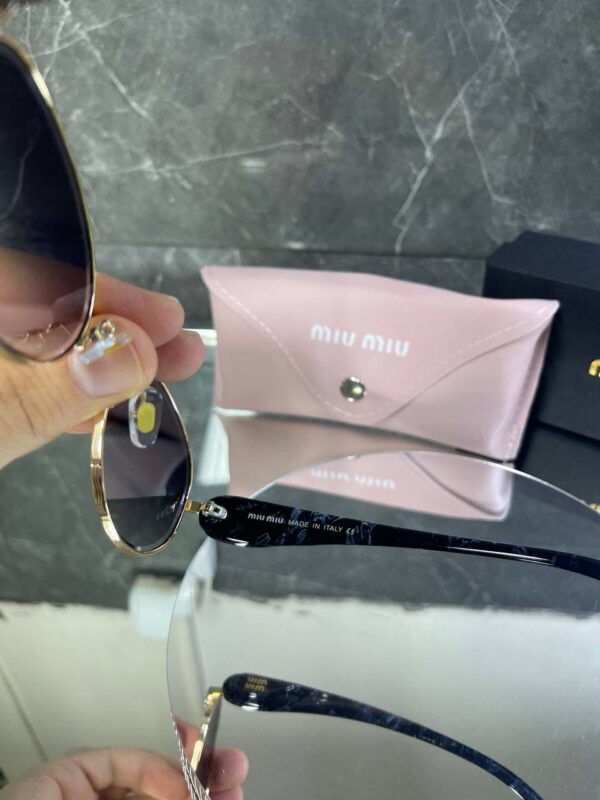 Miu Miu VIP Oval Çerçeve Siyah Cam Mermer Detay 688