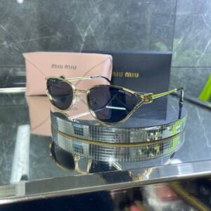 IMG_1455 Miu Miu Üçgen Metal çerçeve Gold Detay Siyah cam 698