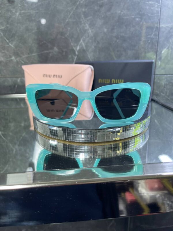 Miu Miu Kare Turkuaz Çerçeve Siyah cam 717