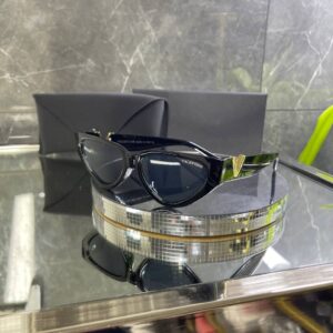 Valentino Üçgen Siyah Kemik çerçeve siyah cam 721