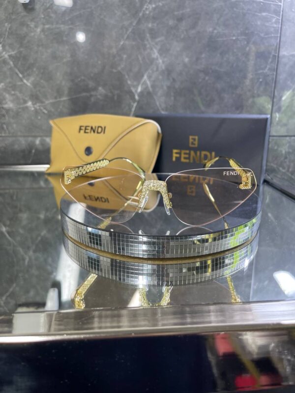 Fendi Geometrik Gold Detay Pudra cam 718