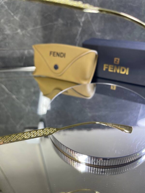 Fendi Geometrik Gold Detay Pudra cam 718
