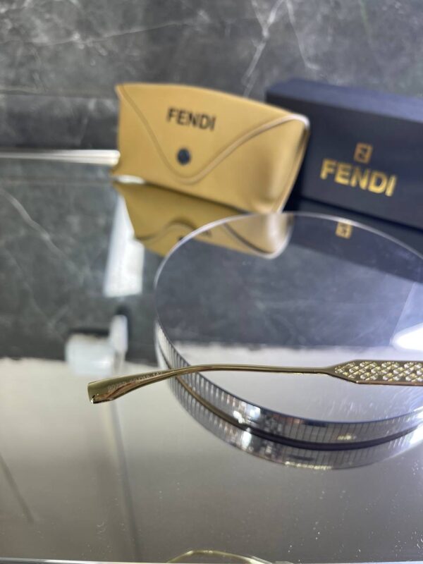 Fendi Geometrik Gold Detay Pudra cam 718