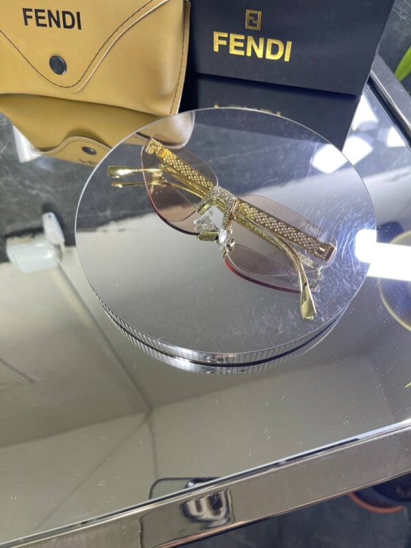 Fendi Geometrik Gold Detay Pudra cam 718