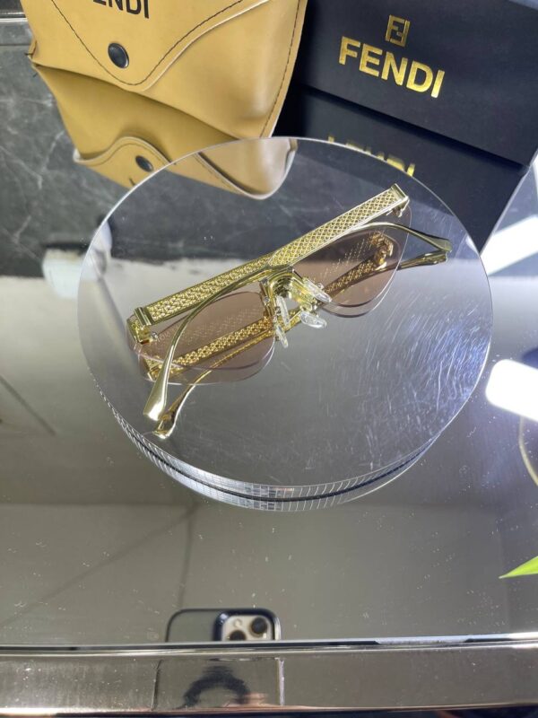 Fendi Geometrik Gold Detay Pudra cam 718
