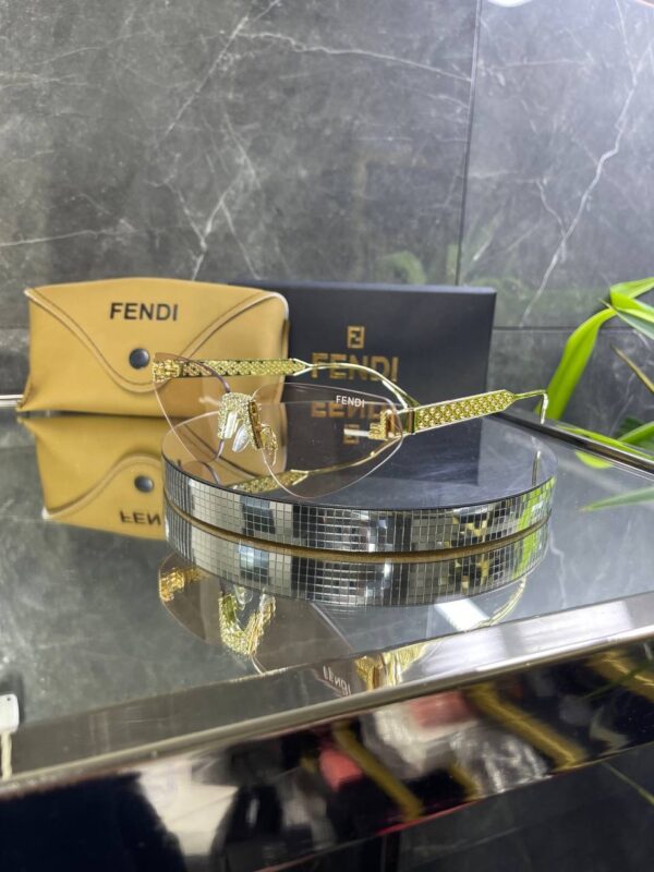Fendi Geometrik Gold Detay Pudra cam 718