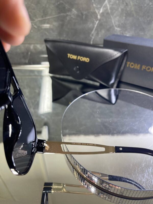 Tomford Oval Siyah Cam Siyah çerçeve 726