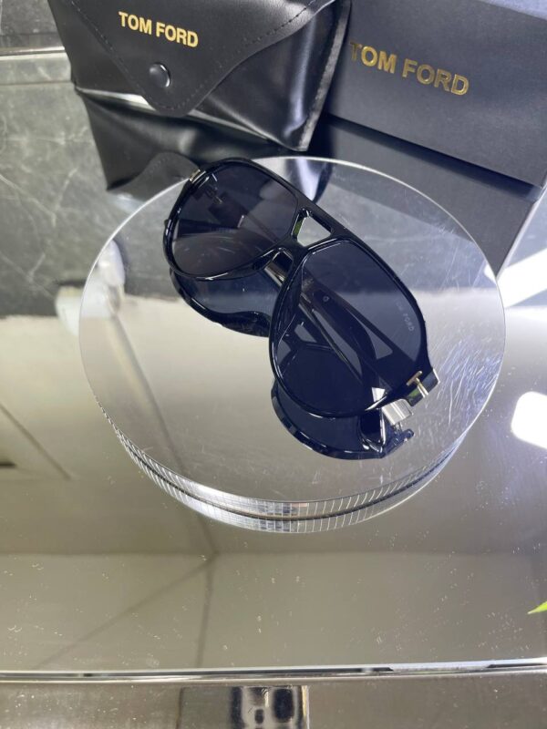 Tomford Oval Siyah Cam Siyah çerçeve 726
