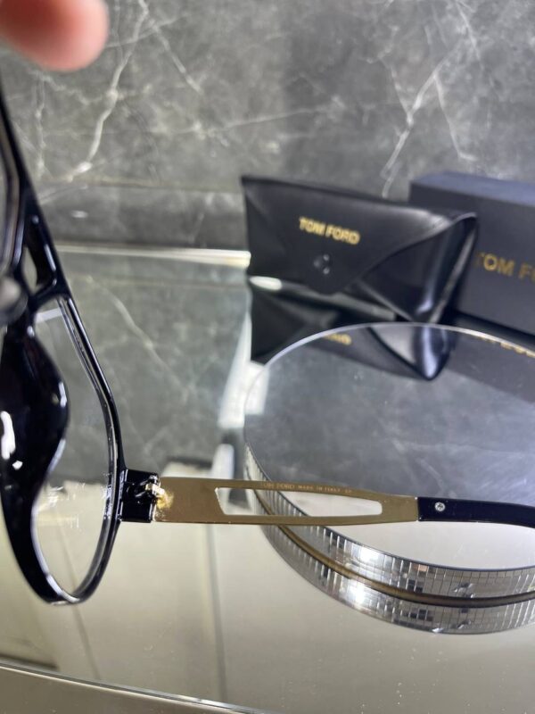 Tomford Oval Şeffaf cam Siyah çerçeve 725