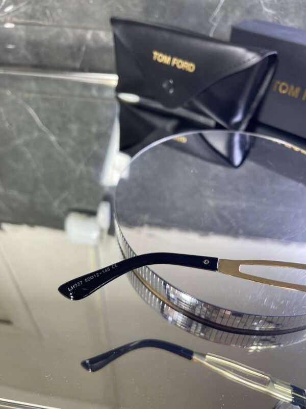 Tomford Oval Şeffaf cam Siyah çerçeve 725