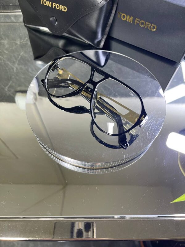 Tomford Oval Şeffaf cam Siyah çerçeve 725
