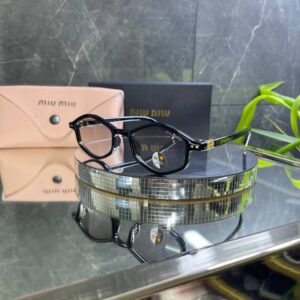 IMG_1633 Miu Miu Geometrik Siyah kemik çerçeve Siyah degrade cam 741