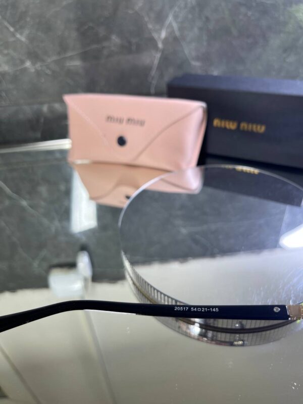 Miu Miu Geometrik Siyah kemik çerçeve Siyah degrade cam 741