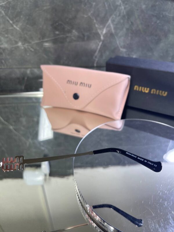 Miu Miu Oval Gümüş Çerçeve Siyah cam 737