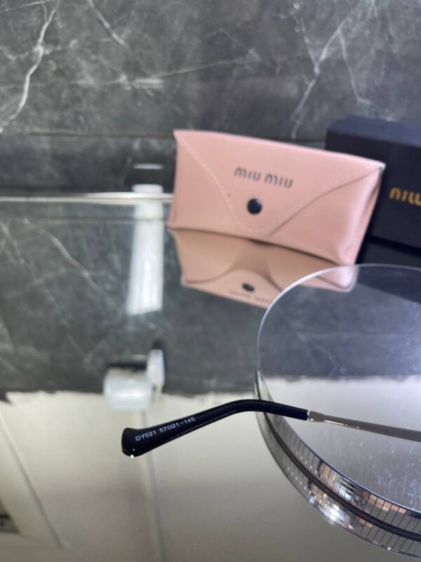Miu Miu Oval Gümüş Çerçeve Siyah cam 737