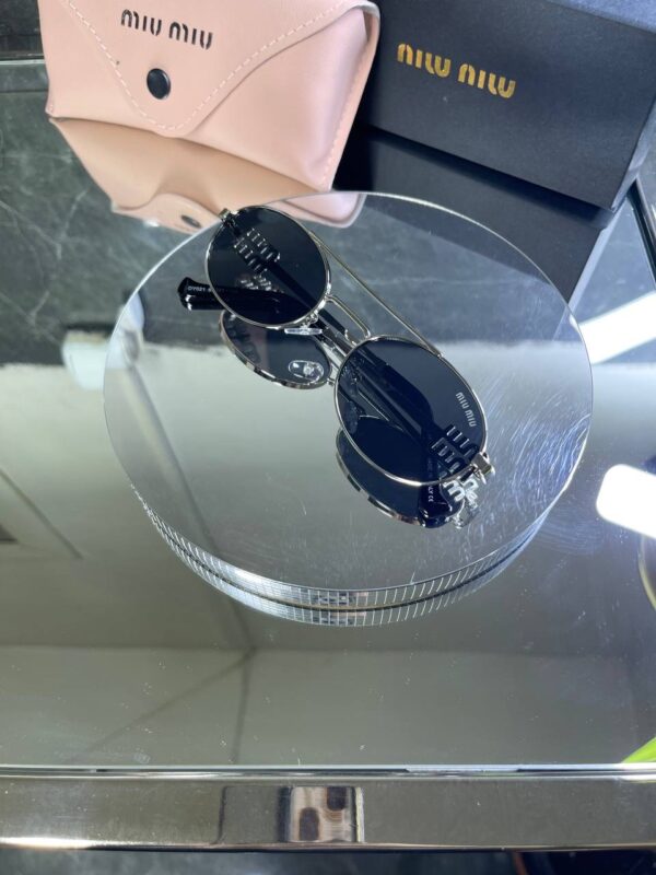 Miu Miu Oval Gümüş Çerçeve Siyah cam 737